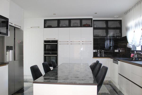 Côtes d'Armor 22440 Ploufragan. Villa d'exception, 5 chambres dont 1 suite parentale au Rdc. Terrasse surélevée, Garage