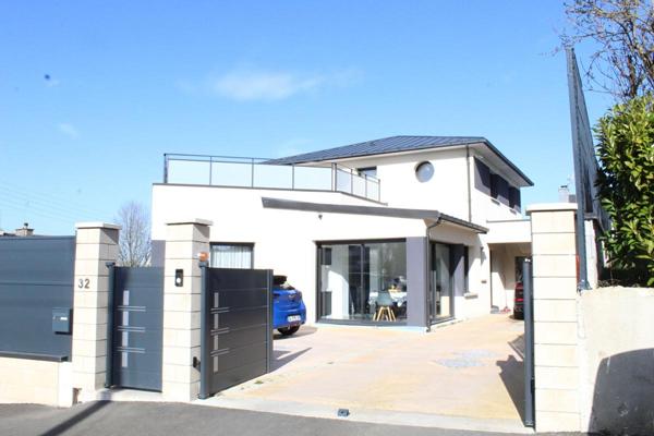 Côtes d'Armor 22440 Ploufragan. Villa d'exception, 5 chambres dont 1 suite parentale au Rdc. Terrasse surélevée, Garage