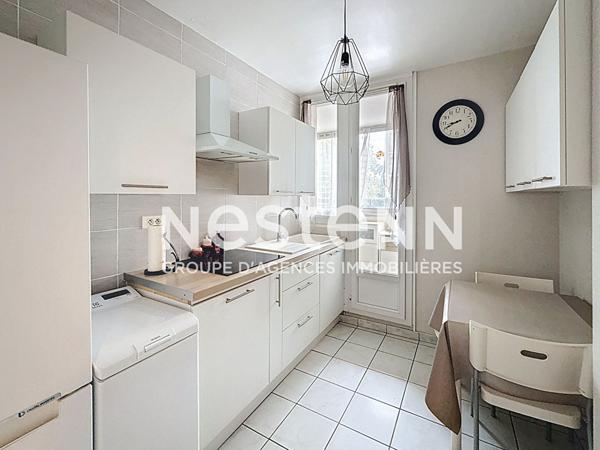 Appartement T3 2 chambres traversant avec balcon et cave - Secteur BRON PISCINE