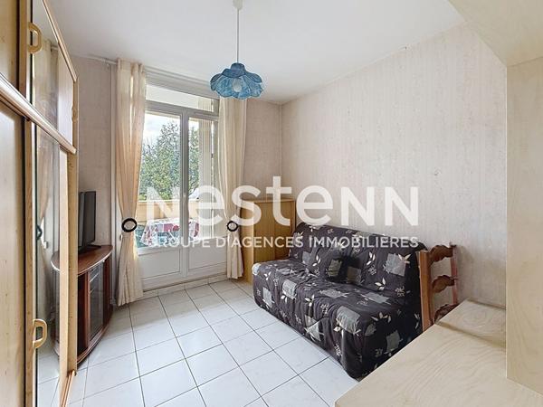 Appartement T3 2 chambres traversant avec balcon et cave - Secteur BRON PISCINE