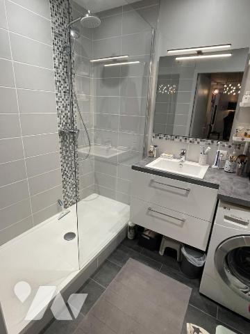Appartement de type 3, 2 chambres, parking en sous-sol, cave.