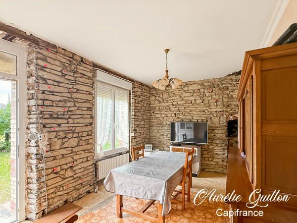 Maison en pierre à rénover avec grand terrain de 1 356 m² – Loyat