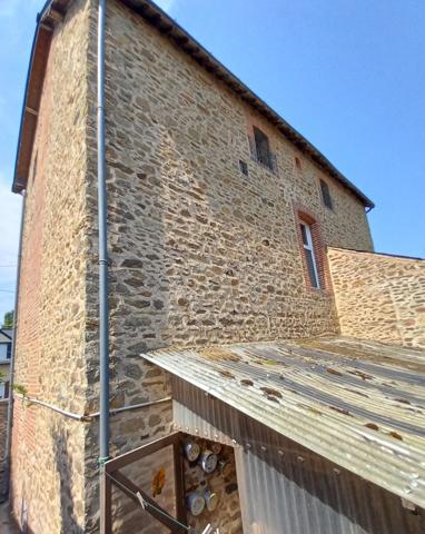 Maison de village à MONTSURS (53) - 4 chambres - Dépendances