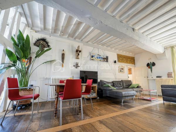 Au sein d’un remarquable immeuble datant de 1656, découvrez cet élégant appartement de caractère de 84 m², situé au 2ᵉ étage, en plein cœur du centre historique de Rennes.
Son emplacement privilégié, à proximité immédiate de la place Sainte-Anne, vous offre un cadre de vie dynamique au sein d’un quartier prisé, animé et commerçant.

L’entrée mène à une spacieuse pièce de vie d’environ 30 m², agrémentée d’une cheminée à foyer ouvert, idéale pour des moments conviviaux. 
Une seconde cheminée, située dans l’une des chambres, renforce encore le caractère authentique du bien.
L’appartement se compose également d’une cuisine indépendante, de d'une deuxième chambres, ainsi que d’un bureau séparé, parfait pour le télétravail.
Côté commodités, vous disposerez d’une salle de bains avec WC, d’une seconde salle d’eau avec espace buanderie, ainsi que d’un WC indépendant.

Cet appartement traversant séduit par sa belle luminosité naturelle et son atmosphère chaleureuse. 
Il a su conserver tout le cachet de l’ancien avec ses moulures, ses boiseries et son parquet d’origine.

Un bien rare, alliant charme de l’ancien et confort, au cœur de Rennes.
Sans plus tarder contactez-moi au : 06 71 83 14 47