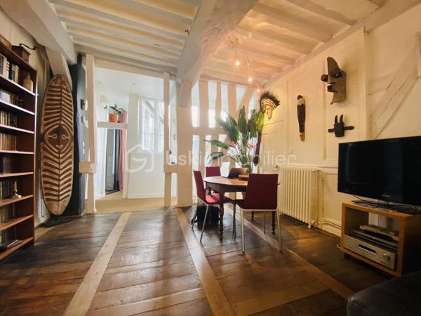 Au sein d’un remarquable immeuble datant de 1656, découvrez cet élégant appartement de caractère de 84 m², situé au 2ᵉ étage, en plein cœur du centre historique de Rennes.
Son emplacement privilégié, à proximité immédiate de la place Sainte-Anne, vous offre un cadre de vie dynamique au sein d’un quartier prisé, animé et commerçant.

L’entrée mène à une spacieuse pièce de vie d’environ 30 m², agrémentée d’une cheminée à foyer ouvert, idéale pour des moments conviviaux. 
Une seconde cheminée, située dans l’une des chambres, renforce encore le caractère authentique du bien.
L’appartement se compose également d’une cuisine indépendante, de d'une deuxième chambres, ainsi que d’un bureau séparé, parfait pour le télétravail.
Côté commodités, vous disposerez d’une salle de bains avec WC, d’une seconde salle d’eau avec espace buanderie, ainsi que d’un WC indépendant.

Cet appartement traversant séduit par sa belle luminosité naturelle et son atmosphère chaleureuse. 
Il a su conserver tout le cachet de l’ancien avec ses moulures, ses boiseries et son parquet d’origine.

Un bien rare, alliant charme de l’ancien et confort, au cœur de Rennes.
Sans plus tarder contactez-moi au : 06 71 83 14 47