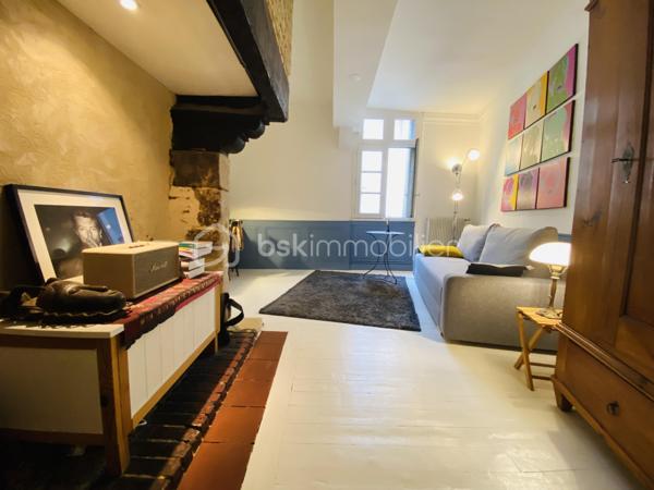 Au sein d’un remarquable immeuble datant de 1656, découvrez cet élégant appartement de caractère de 84 m², situé au 2ᵉ étage, en plein cœur du centre historique de Rennes.
Son emplacement privilégié, à proximité immédiate de la place Sainte-Anne, vous offre un cadre de vie dynamique au sein d’un quartier prisé, animé et commerçant.

L’entrée mène à une spacieuse pièce de vie d’environ 30 m², agrémentée d’une cheminée à foyer ouvert, idéale pour des moments conviviaux. 
Une seconde cheminée, située dans l’une des chambres, renforce encore le caractère authentique du bien.
L’appartement se compose également d’une cuisine indépendante, de d'une deuxième chambres, ainsi que d’un bureau séparé, parfait pour le télétravail.
Côté commodités, vous disposerez d’une salle de bains avec WC, d’une seconde salle d’eau avec espace buanderie, ainsi que d’un WC indépendant.

Cet appartement traversant séduit par sa belle luminosité naturelle et son atmosphère chaleureuse. 
Il a su conserver tout le cachet de l’ancien avec ses moulures, ses boiseries et son parquet d’origine.

Un bien rare, alliant charme de l’ancien et confort, au cœur de Rennes.
Sans plus tarder contactez-moi au : 06 71 83 14 47