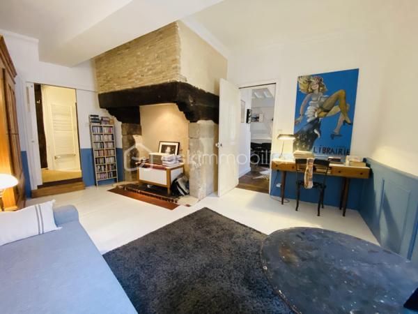 Au sein d’un remarquable immeuble datant de 1656, découvrez cet élégant appartement de caractère de 84 m², situé au 2ᵉ étage, en plein cœur du centre historique de Rennes.
Son emplacement privilégié, à proximité immédiate de la place Sainte-Anne, vous offre un cadre de vie dynamique au sein d’un quartier prisé, animé et commerçant.

L’entrée mène à une spacieuse pièce de vie d’environ 30 m², agrémentée d’une cheminée à foyer ouvert, idéale pour des moments conviviaux. 
Une seconde cheminée, située dans l’une des chambres, renforce encore le caractère authentique du bien.
L’appartement se compose également d’une cuisine indépendante, de d'une deuxième chambres, ainsi que d’un bureau séparé, parfait pour le télétravail.
Côté commodités, vous disposerez d’une salle de bains avec WC, d’une seconde salle d’eau avec espace buanderie, ainsi que d’un WC indépendant.

Cet appartement traversant séduit par sa belle luminosité naturelle et son atmosphère chaleureuse. 
Il a su conserver tout le cachet de l’ancien avec ses moulures, ses boiseries et son parquet d’origine.

Un bien rare, alliant charme de l’ancien et confort, au cœur de Rennes.
Sans plus tarder contactez-moi au : 06 71 83 14 47
