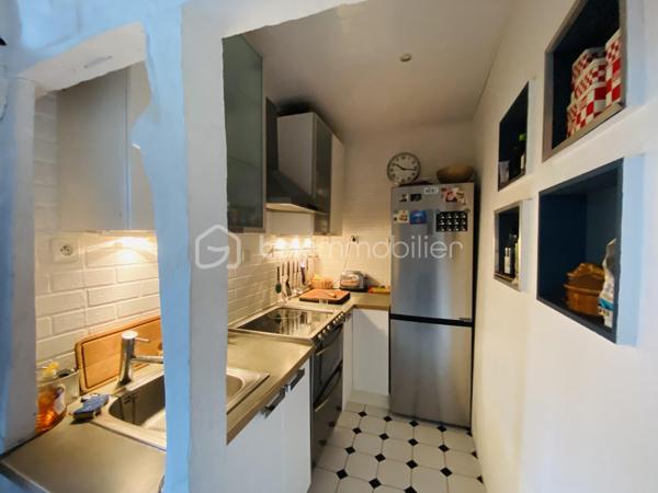 Au sein d’un remarquable immeuble datant de 1656, découvrez cet élégant appartement de caractère de 84 m², situé au 2ᵉ étage, en plein cœur du centre historique de Rennes.
Son emplacement privilégié, à proximité immédiate de la place Sainte-Anne, vous offre un cadre de vie dynamique au sein d’un quartier prisé, animé et commerçant.

L’entrée mène à une spacieuse pièce de vie d’environ 30 m², agrémentée d’une cheminée à foyer ouvert, idéale pour des moments conviviaux. 
Une seconde cheminée, située dans l’une des chambres, renforce encore le caractère authentique du bien.
L’appartement se compose également d’une cuisine indépendante, de d'une deuxième chambres, ainsi que d’un bureau séparé, parfait pour le télétravail.
Côté commodités, vous disposerez d’une salle de bains avec WC, d’une seconde salle d’eau avec espace buanderie, ainsi que d’un WC indépendant.

Cet appartement traversant séduit par sa belle luminosité naturelle et son atmosphère chaleureuse. 
Il a su conserver tout le cachet de l’ancien avec ses moulures, ses boiseries et son parquet d’origine.

Un bien rare, alliant charme de l’ancien et confort, au cœur de Rennes.
Sans plus tarder contactez-moi au : 06 71 83 14 47