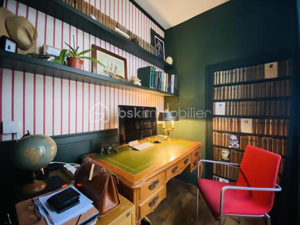 Au sein d’un remarquable immeuble datant de 1656, découvrez cet élégant appartement de caractère de 84 m², situé au 2ᵉ étage, en plein cœur du centre historique de Rennes.
Son emplacement privilégié, à proximité immédiate de la place Sainte-Anne, vous offre un cadre de vie dynamique au sein d’un quartier prisé, animé et commerçant.

L’entrée mène à une spacieuse pièce de vie d’environ 30 m², agrémentée d’une cheminée à foyer ouvert, idéale pour des moments conviviaux. 
Une seconde cheminée, située dans l’une des chambres, renforce encore le caractère authentique du bien.
L’appartement se compose également d’une cuisine indépendante, de d'une deuxième chambres, ainsi que d’un bureau séparé, parfait pour le télétravail.
Côté commodités, vous disposerez d’une salle de bains avec WC, d’une seconde salle d’eau avec espace buanderie, ainsi que d’un WC indépendant.

Cet appartement traversant séduit par sa belle luminosité naturelle et son atmosphère chaleureuse. 
Il a su conserver tout le cachet de l’ancien avec ses moulures, ses boiseries et son parquet d’origine.

Un bien rare, alliant charme de l’ancien et confort, au cœur de Rennes.
Sans plus tarder contactez-moi au : 06 71 83 14 47