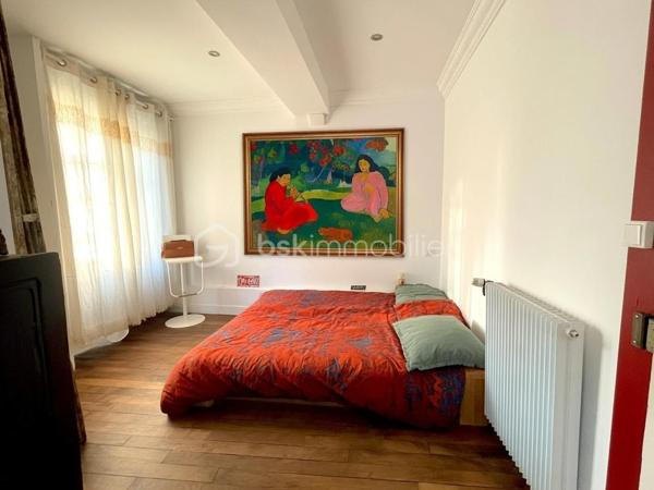 Au sein d’un remarquable immeuble datant de 1656, découvrez cet élégant appartement de caractère de 84 m², situé au 2ᵉ étage, en plein cœur du centre historique de Rennes.
Son emplacement privilégié, à proximité immédiate de la place Sainte-Anne, vous offre un cadre de vie dynamique au sein d’un quartier prisé, animé et commerçant.

L’entrée mène à une spacieuse pièce de vie d’environ 30 m², agrémentée d’une cheminée à foyer ouvert, idéale pour des moments conviviaux. 
Une seconde cheminée, située dans l’une des chambres, renforce encore le caractère authentique du bien.
L’appartement se compose également d’une cuisine indépendante, de d'une deuxième chambres, ainsi que d’un bureau séparé, parfait pour le télétravail.
Côté commodités, vous disposerez d’une salle de bains avec WC, d’une seconde salle d’eau avec espace buanderie, ainsi que d’un WC indépendant.

Cet appartement traversant séduit par sa belle luminosité naturelle et son atmosphère chaleureuse. 
Il a su conserver tout le cachet de l’ancien avec ses moulures, ses boiseries et son parquet d’origine.

Un bien rare, alliant charme de l’ancien et confort, au cœur de Rennes.
Sans plus tarder contactez-moi au : 06 71 83 14 47