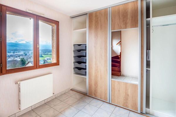 74150 -Maison individuelle -5 chambres grande pièce à vivre ,terrain clos