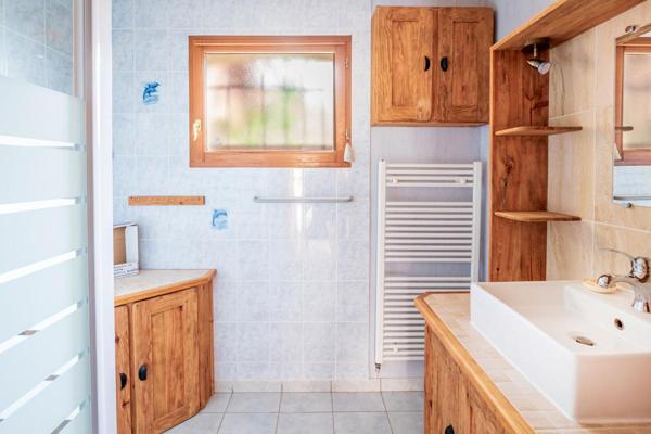 74150 -Maison individuelle -5 chambres grande pièce à vivre ,terrain clos