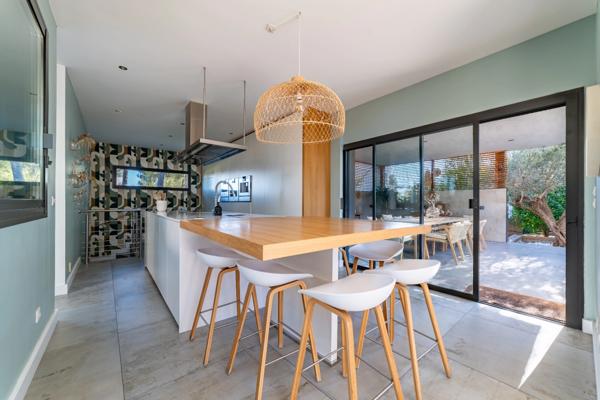 Villa d’Architecte au cœur d’une pinède — Domaine sécurisé au Nord de Montpellier