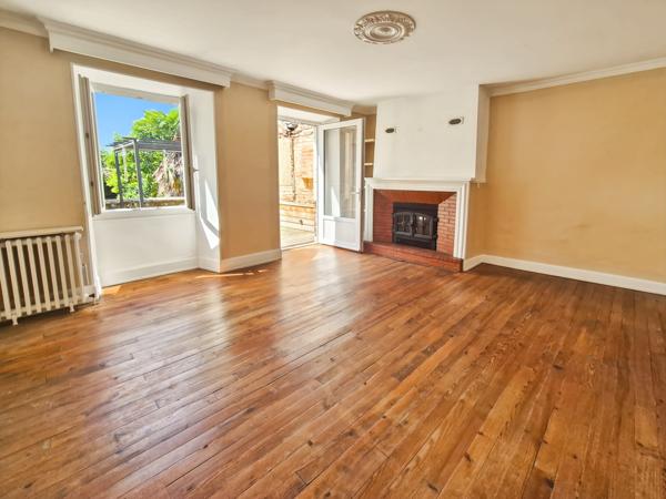 Mirande (32300) Maison de ville T5 de 172m2 avec 2 garages, cour et terrasse suspendue