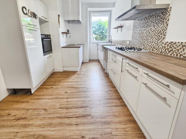 Mirande (32300) Maison de ville T5 de 172m2 avec 2 garages, cour et terrasse suspendue