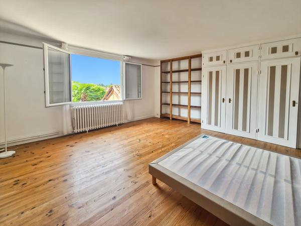 Mirande (32300) Maison de ville T5 de 172m2 avec 2 garages, cour et terrasse suspendue