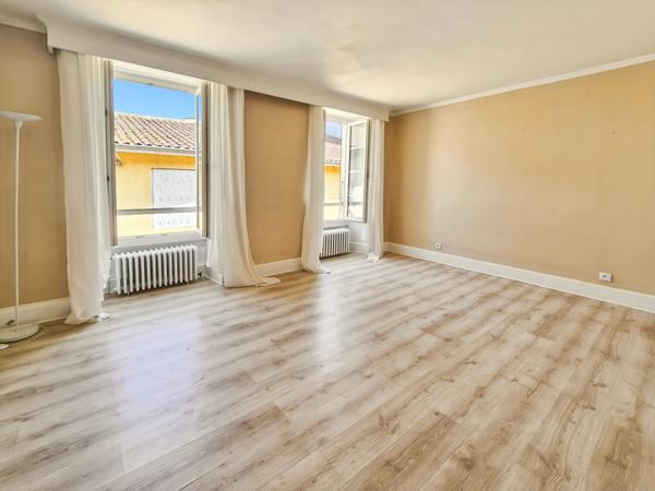 Mirande (32300) Maison de ville T5 de 172m2 avec 2 garages, cour et terrasse suspendue