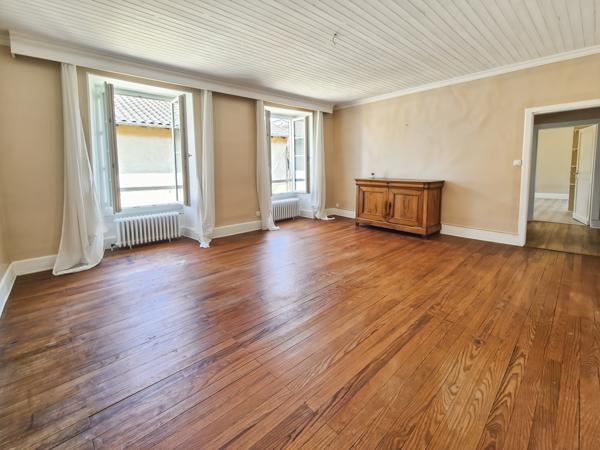 Mirande (32300) Maison de ville T5 de 172m2 avec 2 garages, cour et terrasse suspendue