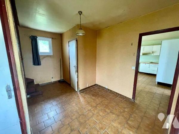 PAVILLON AVEC SOUS-SOL COMPLET A RENOVER
A VENDRE A AMAGNE, commerces et gare sur place, à 12 ...