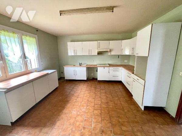 PAVILLON AVEC SOUS-SOL COMPLET A RENOVER
A VENDRE A AMAGNE, commerces et gare sur place, à 12 ...