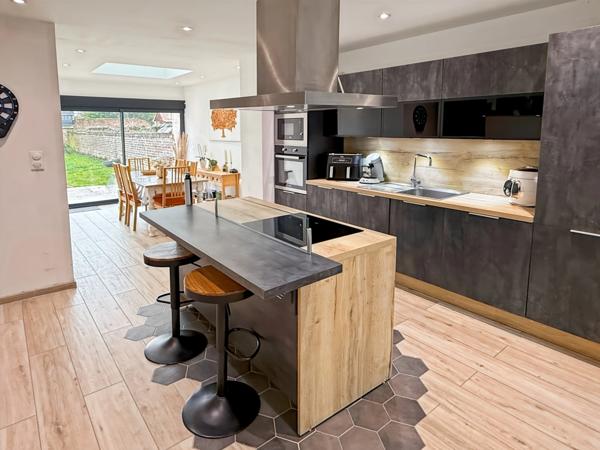 Maison familiale avec 5 chambres, un bien rare sur le secteur.