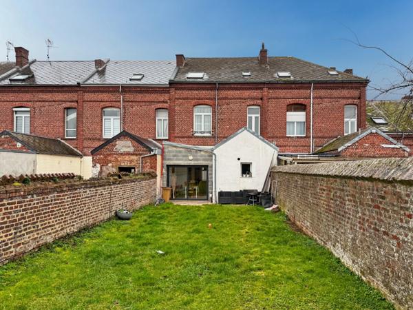 Maison familiale avec 5 chambres, un bien rare sur le secteur.