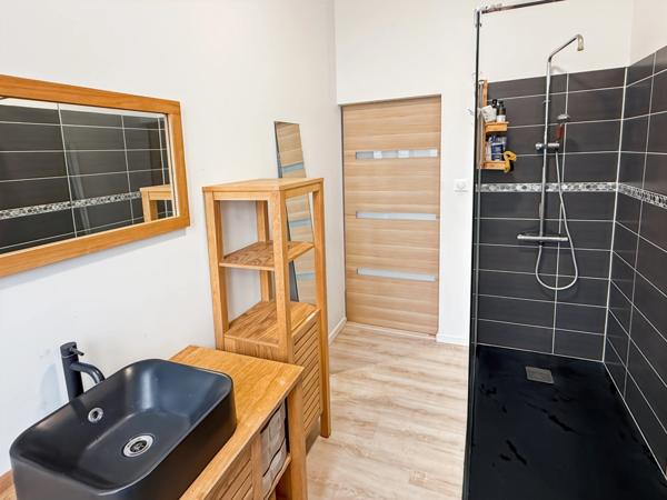 Maison familiale avec 5 chambres, un bien rare sur le secteur.