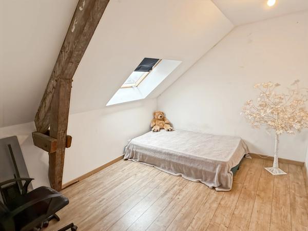 Maison familiale avec 5 chambres, un bien rare sur le secteur.