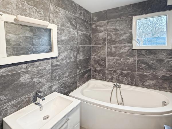 Maison familiale avec 5 chambres, un bien rare sur le secteur.