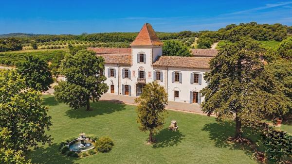 Château XVIIIe restauré en lisière de vignoble ? 3 habitations indépendantes, dépendances et parc paysager Beziers