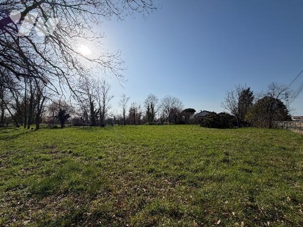 Terrain de 1501m² avec vue sur un lac