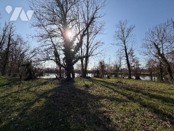 Terrain de 1501m² avec vue sur un lac