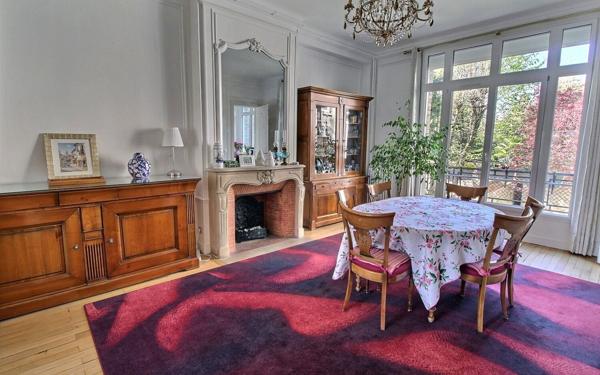 Appartement à vendre    6 pièces • 184,15 m2 Saint-Mandé