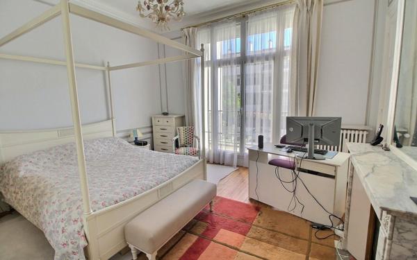Appartement à vendre    6 pièces • 184,15 m2 Saint-Mandé