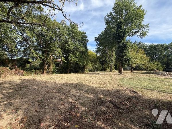 Terrain de 815m², plat et borné