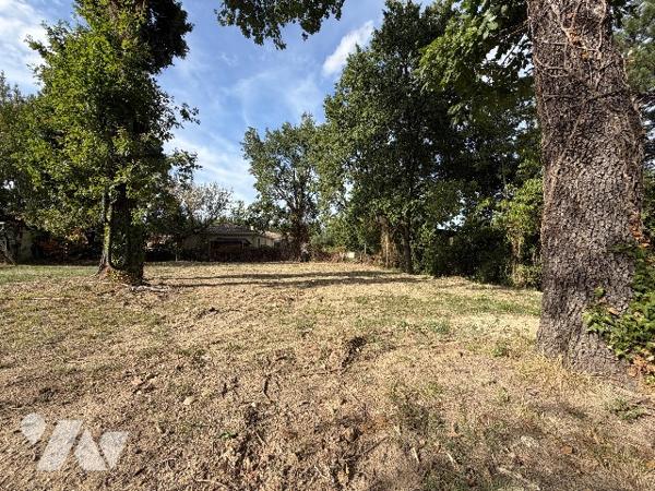 Terrain de 815m², plat et borné