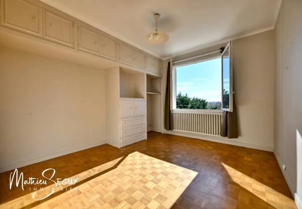 MORNANT LES PLATIERES - Maison de 185 m² en zone Ui avec potentiel de local artisanal