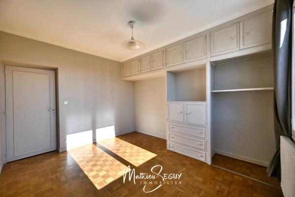 MORNANT LES PLATIERES - Maison de 185 m² en zone Ui avec potentiel de local artisanal