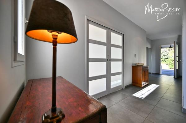 MORNANT LES PLATIERES - Maison de 185 m² en zone Ui avec potentiel de local artisanal