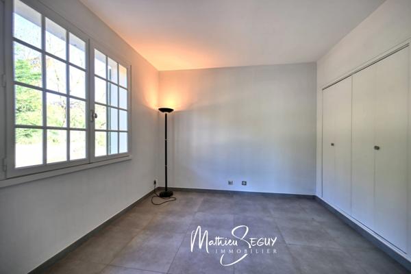 MORNANT LES PLATIERES - Maison de 185 m² en zone Ui avec potentiel de local artisanal