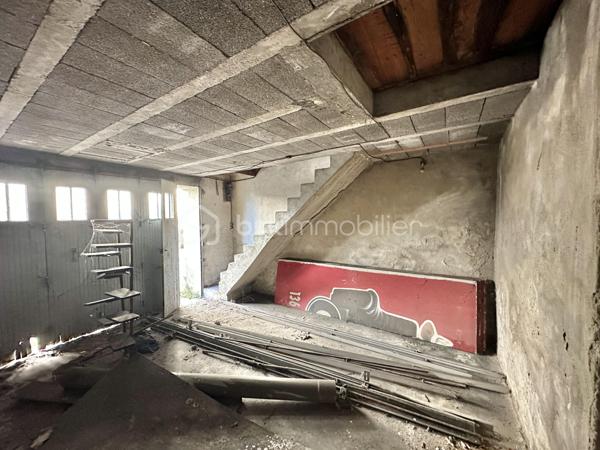 BELLE OPPORTUNITÉ ! EMPLACEMENT RARE

Bâtiment à rénover – Environ 53 m² – Kerfeunteun

QUIMPER – Quartier recherché de Kerfeunteun.

À découvrir, bâtiment en pierre d'environ 53 m² répartis sur trois niveaux, offrant un fort potentiel après rénovation.

Le rez-de-chaussée se compose d'un espace garage, un escalier béton permet d'accéder au premier étage bénéficiant d'une dalle béton et d'une fenêtre apportant de la luminosité naturelle.

Le second niveau est accessible par un escalier bois et dispose d'un plancher bois ainsi que de deux lucarnes en toiture.

L'ensemble nécessite d'importants travaux de rénovation : reprise de la couverture (présence de fuites), contrôle et traitement parasitaire de la charpente et des murs, rénovation générale et aménagement selon votre projet.

Caractéristiques principales :

Bâtiment en pierre
Environ 53 m² répartis sur 3 niveaux
Garage en rez-de-chaussée
Dalle béton au premier étage
Deux lucarnes en toiture
Compteur électrique présent
Absence d'arrivée d'eau
Absence d'évacuation
Non raccordé au tout-à-l'égout
Gros travaux à prévoir

Ce bien est particulièrement adapté à un projet de stockage, d'atelier ou à un investissement nécessitant une réhabilitation complète.

Tout changement de destination ou projet autre que le stockage devra faire l'objet des autorisations administratives nécessaires. Les acquéreurs sont invités à se rapprocher des services d'urbanisme compétents afin de vérifier la faisabilité de leur projet.

Une opportunité rare pour investisseurs, marchands de biens, artisans ou porteurs de projets à la recherche d'un bâtiment à fort potentiel dans un secteur recherché de Quimper.


- - - Visite uniquement sur rendez-vous - - -

Contact Exclusif :

Gino Dupuy – BSK Immobilier
Votre Conseiller Immobilier sur Quimper et le Finistère Sud.
Avis de valeur OFFERT dans tout le Finistère Sud.

_________________________________________________

VENTE IMMOBILIÈRE – QUIMPER & Alentours
Échangeons sur votre projet, sans engagement, pour définir la meilleure stratégie de vente.

APPORTEURS D'AFFAIRES
Vous connaissez quelqu'un qui souhaite vendre ou acheter ?
Un simple message suffit pour initier un contact, je m'occupe du reste. Rémunération attractive.

COLLABORATION INTERCABINET
Discutons volontiers d'un partage de mandat ou d'un acheteur en recherche.

_________________________________________________

Honoraires charge vendeur : aucun frais d'agence supplémentaires pour vous.
Le prix affiché est votre prix final hors frais de notaire.