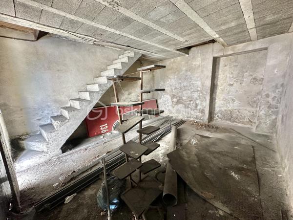 BELLE OPPORTUNITÉ ! EMPLACEMENT RARE

Bâtiment à rénover – Environ 53 m² – Kerfeunteun

QUIMPER – Quartier recherché de Kerfeunteun.

À découvrir, bâtiment en pierre d'environ 53 m² répartis sur trois niveaux, offrant un fort potentiel après rénovation.

Le rez-de-chaussée se compose d'un espace garage, un escalier béton permet d'accéder au premier étage bénéficiant d'une dalle béton et d'une fenêtre apportant de la luminosité naturelle.

Le second niveau est accessible par un escalier bois et dispose d'un plancher bois ainsi que de deux lucarnes en toiture.

L'ensemble nécessite d'importants travaux de rénovation : reprise de la couverture (présence de fuites), contrôle et traitement parasitaire de la charpente et des murs, rénovation générale et aménagement selon votre projet.

Caractéristiques principales :

Bâtiment en pierre
Environ 53 m² répartis sur 3 niveaux
Garage en rez-de-chaussée
Dalle béton au premier étage
Deux lucarnes en toiture
Compteur électrique présent
Absence d'arrivée d'eau
Absence d'évacuation
Non raccordé au tout-à-l'égout
Gros travaux à prévoir

Ce bien est particulièrement adapté à un projet de stockage, d'atelier ou à un investissement nécessitant une réhabilitation complète.

Tout changement de destination ou projet autre que le stockage devra faire l'objet des autorisations administratives nécessaires. Les acquéreurs sont invités à se rapprocher des services d'urbanisme compétents afin de vérifier la faisabilité de leur projet.

Une opportunité rare pour investisseurs, marchands de biens, artisans ou porteurs de projets à la recherche d'un bâtiment à fort potentiel dans un secteur recherché de Quimper.


- - - Visite uniquement sur rendez-vous - - -

Contact Exclusif :

Gino Dupuy – BSK Immobilier
Votre Conseiller Immobilier sur Quimper et le Finistère Sud.
Avis de valeur OFFERT dans tout le Finistère Sud.

_________________________________________________

VENTE IMMOBILIÈRE – QUIMPER & Alentours
Échangeons sur votre projet, sans engagement, pour définir la meilleure stratégie de vente.

APPORTEURS D'AFFAIRES
Vous connaissez quelqu'un qui souhaite vendre ou acheter ?
Un simple message suffit pour initier un contact, je m'occupe du reste. Rémunération attractive.

COLLABORATION INTERCABINET
Discutons volontiers d'un partage de mandat ou d'un acheteur en recherche.

_________________________________________________

Honoraires charge vendeur : aucun frais d'agence supplémentaires pour vous.
Le prix affiché est votre prix final hors frais de notaire.