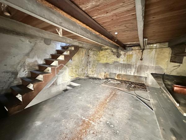 BELLE OPPORTUNITÉ ! EMPLACEMENT RARE

Bâtiment à rénover – Environ 53 m² – Kerfeunteun

QUIMPER – Quartier recherché de Kerfeunteun.

À découvrir, bâtiment en pierre d'environ 53 m² répartis sur trois niveaux, offrant un fort potentiel après rénovation.

Le rez-de-chaussée se compose d'un espace garage, un escalier béton permet d'accéder au premier étage bénéficiant d'une dalle béton et d'une fenêtre apportant de la luminosité naturelle.

Le second niveau est accessible par un escalier bois et dispose d'un plancher bois ainsi que de deux lucarnes en toiture.

L'ensemble nécessite d'importants travaux de rénovation : reprise de la couverture (présence de fuites), contrôle et traitement parasitaire de la charpente et des murs, rénovation générale et aménagement selon votre projet.

Caractéristiques principales :

Bâtiment en pierre
Environ 53 m² répartis sur 3 niveaux
Garage en rez-de-chaussée
Dalle béton au premier étage
Deux lucarnes en toiture
Compteur électrique présent
Absence d'arrivée d'eau
Absence d'évacuation
Non raccordé au tout-à-l'égout
Gros travaux à prévoir

Ce bien est particulièrement adapté à un projet de stockage, d'atelier ou à un investissement nécessitant une réhabilitation complète.

Tout changement de destination ou projet autre que le stockage devra faire l'objet des autorisations administratives nécessaires. Les acquéreurs sont invités à se rapprocher des services d'urbanisme compétents afin de vérifier la faisabilité de leur projet.

Une opportunité rare pour investisseurs, marchands de biens, artisans ou porteurs de projets à la recherche d'un bâtiment à fort potentiel dans un secteur recherché de Quimper.


- - - Visite uniquement sur rendez-vous - - -

Contact Exclusif :

Gino Dupuy – BSK Immobilier
Votre Conseiller Immobilier sur Quimper et le Finistère Sud.
Avis de valeur OFFERT dans tout le Finistère Sud.

_________________________________________________

VENTE IMMOBILIÈRE – QUIMPER & Alentours
Échangeons sur votre projet, sans engagement, pour définir la meilleure stratégie de vente.

APPORTEURS D'AFFAIRES
Vous connaissez quelqu'un qui souhaite vendre ou acheter ?
Un simple message suffit pour initier un contact, je m'occupe du reste. Rémunération attractive.

COLLABORATION INTERCABINET
Discutons volontiers d'un partage de mandat ou d'un acheteur en recherche.

_________________________________________________

Honoraires charge vendeur : aucun frais d'agence supplémentaires pour vous.
Le prix affiché est votre prix final hors frais de notaire.