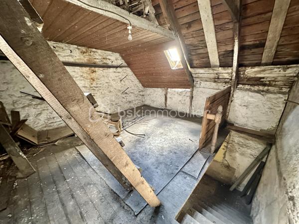 BELLE OPPORTUNITÉ ! EMPLACEMENT RARE

Bâtiment à rénover – Environ 53 m² – Kerfeunteun

QUIMPER – Quartier recherché de Kerfeunteun.

À découvrir, bâtiment en pierre d'environ 53 m² répartis sur trois niveaux, offrant un fort potentiel après rénovation.

Le rez-de-chaussée se compose d'un espace garage, un escalier béton permet d'accéder au premier étage bénéficiant d'une dalle béton et d'une fenêtre apportant de la luminosité naturelle.

Le second niveau est accessible par un escalier bois et dispose d'un plancher bois ainsi que de deux lucarnes en toiture.

L'ensemble nécessite d'importants travaux de rénovation : reprise de la couverture (présence de fuites), contrôle et traitement parasitaire de la charpente et des murs, rénovation générale et aménagement selon votre projet.

Caractéristiques principales :

Bâtiment en pierre
Environ 53 m² répartis sur 3 niveaux
Garage en rez-de-chaussée
Dalle béton au premier étage
Deux lucarnes en toiture
Compteur électrique présent
Absence d'arrivée d'eau
Absence d'évacuation
Non raccordé au tout-à-l'égout
Gros travaux à prévoir

Ce bien est particulièrement adapté à un projet de stockage, d'atelier ou à un investissement nécessitant une réhabilitation complète.

Tout changement de destination ou projet autre que le stockage devra faire l'objet des autorisations administratives nécessaires. Les acquéreurs sont invités à se rapprocher des services d'urbanisme compétents afin de vérifier la faisabilité de leur projet.

Une opportunité rare pour investisseurs, marchands de biens, artisans ou porteurs de projets à la recherche d'un bâtiment à fort potentiel dans un secteur recherché de Quimper.


- - - Visite uniquement sur rendez-vous - - -

Contact Exclusif :

Gino Dupuy – BSK Immobilier
Votre Conseiller Immobilier sur Quimper et le Finistère Sud.
Avis de valeur OFFERT dans tout le Finistère Sud.

_________________________________________________

VENTE IMMOBILIÈRE – QUIMPER & Alentours
Échangeons sur votre projet, sans engagement, pour définir la meilleure stratégie de vente.

APPORTEURS D'AFFAIRES
Vous connaissez quelqu'un qui souhaite vendre ou acheter ?
Un simple message suffit pour initier un contact, je m'occupe du reste. Rémunération attractive.

COLLABORATION INTERCABINET
Discutons volontiers d'un partage de mandat ou d'un acheteur en recherche.

_________________________________________________

Honoraires charge vendeur : aucun frais d'agence supplémentaires pour vous.
Le prix affiché est votre prix final hors frais de notaire.