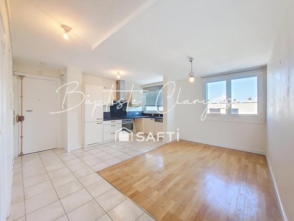 T3 Lumineux Lyon 8e : Balcon, Parking & Calme