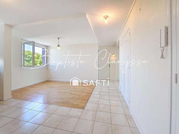 T3 Lumineux Lyon 8e : Balcon, Parking & Calme