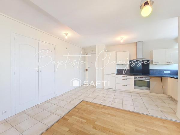 T3 Lumineux Lyon 8e : Balcon, Parking & Calme