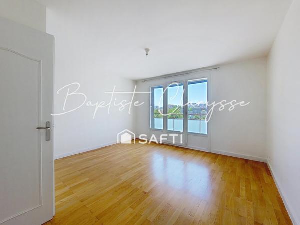 T3 Lumineux Lyon 8e : Balcon, Parking & Calme