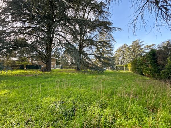 Saint-Bernard (01600) Terrain à bâtir 700 m² – Emplacement recherché à Saint-Bernard, calme et proche gare