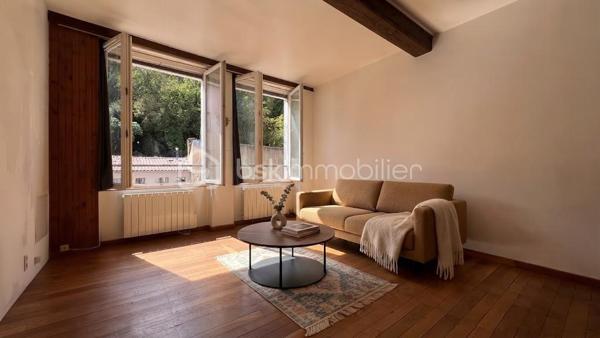 Grand T1 baigné de lumière – Potentiel duplex exceptionnel avec grenier de plus de 30 m²
Coup de cœur assuré ! 
Situé au 4e et dernier étage sans ascenseur d’un immeuble paisible, découvrez ce charmant T1 plein de cachet, bénéficiant d'une exposition idéale Sud/Ouest garantissant une belle luminosité tout au long de la journée.
Donnant entièrement sur une cour intérieure, vous profiterez d'un calme absolu ainsi que d'une agréable vue dégagée sans vis-à-vis.
Les atouts du bien :
Un cachet préservé : Superbe parquet massif dans la pièce de vie.
Un potentiel rare : Présence d'un grenier privatif de plus de 30 m² situé directement au-dessus, offrant une magnifique opportunité d'aménagement en duplex.
Confort actuel : Équipé de fenêtres en double vitrage.
Emplacement stratégique : Situé à proximité immédiate du CNSM(Conservatoire National Supérieur de Musique), un secteur très recherché tant pour y habiter que pour un investissement locatif de qualité.
À noter :
Des travaux d'isolation des murs sont à prévoir pour optimiser les performances énergétiques du logement et valoriser encore davantage son potentiel.
Surface : Grand T1 (+ Grenier de +30 m²)
Étage : 4e et dernier (sans ascenseur)
Exposition : Sud / Ouest
Idéal premier achat, investisseur ou amateur de projets de rénovation !